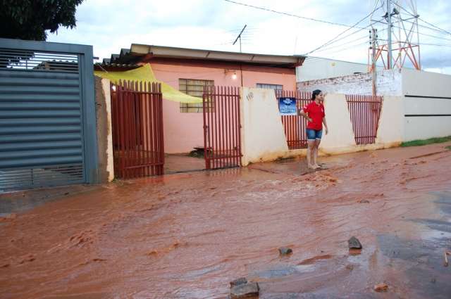 Chuva alaga ruas, invade resid&ecirc;ncias e deixa muita sujeira