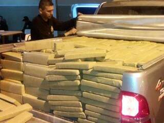 Maconha totalizou 1.353 quilos e era transportada em caminhonete roubada. (Foto: DOF)