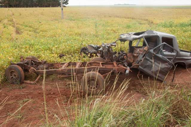 Homem morre ap&oacute;s perder controle de dire&ccedil;&atilde;o e colidir de frente com carreta