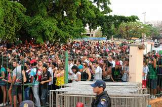 Multidão espera horas em fila para entrar no parque (Foto: Rodrigo Pazinato).
