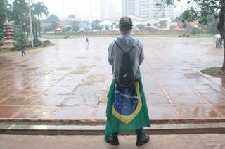 Manifestante olha desolado para a chuva e a Praça até o momento vazia (Foto: Marcos Ermínio)