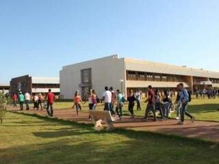 Alunos no retorno as aulas na Universidade de Dourados (Fotos: Divulgação)