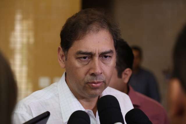 Bernal participa de assinatura de contratos com moradores do Celina Jallad