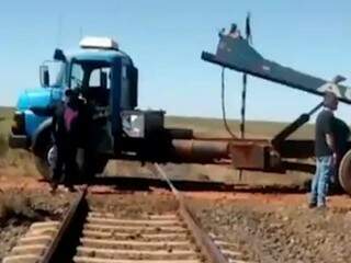 Caminhão foi colocado sobre trilhos para impedir passagem do trem (Foto: Direto das Ruas) 