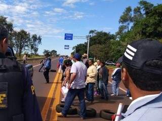 Em Rio Brilhante, manifestantes bloqueiam BR-163 com pneus e madeira. (Foto: PRF)