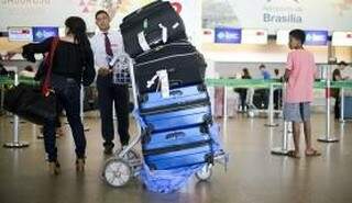 Para voos domésticos, a franquia passa a ser de uma mala de 23 quilos; já para voos internacionais será reduzida de duas malas de 32 (Marcelo Camargo/Agência Brasil)