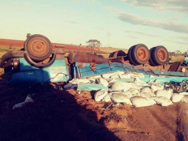 Caminh&atilde;o carregado com sacos de areia tomba na MS-276