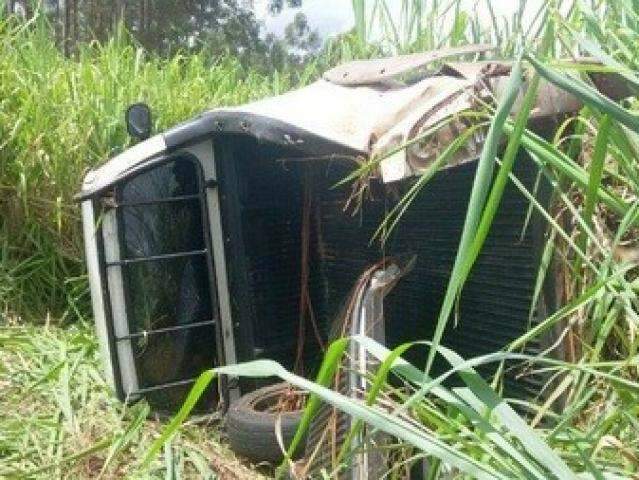 Jovem passa por buraco, perde controle da dire&ccedil;&atilde;o e capota carro na MS-134