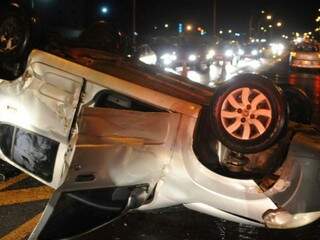 Carro capotou após colisão com caminhão e causou congestionamento no local (Foto: Alcides Neto)