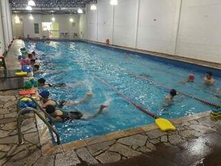 Escola tem natação para crianças e adultos.