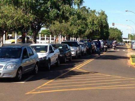 Na v&eacute;spera de feriad&atilde;o, motoristas enfrentam filas por emplacamento no Detran