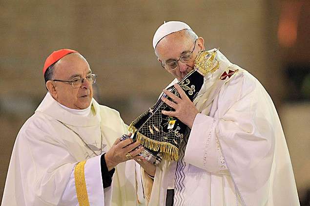 Dinheiro, sucesso e prazer s&atilde;o &iacute;dolos passageiros, diz Papa em Aparecida