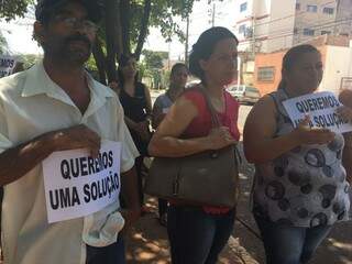 Familiares da paciente protestaram no estacionamento da unidade de saúde (Foto: Guilherme Henri)