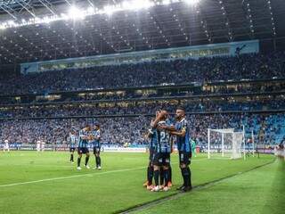 Jogadores comemorando a vitória ao final da partida. (Foto: Lucas Uebel/Grêmio FBPA)