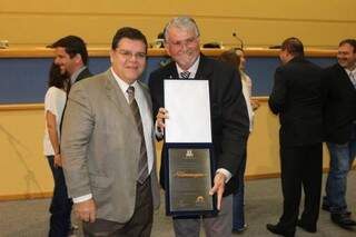 Zeca do PT recebeu uma placa de homenagem das mãos do vereador Paulo Pedra (Foto: Divulgação)
