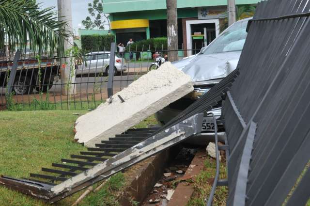 Motorista destrói muro da Santa Casa ao tentar desviar de outro veículo