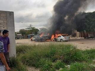 Paraguaios observam carros em chamas após resgate de traficante hoje em Assunción (Foto: Direto das Ruas)