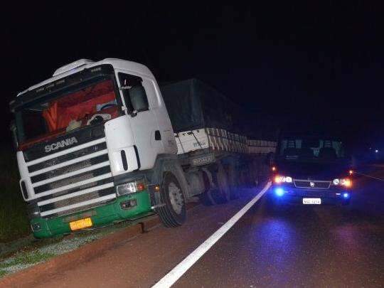 Pedestre escorrega em canteiro, cai na rodovia e &eacute; atropelado por carreta 