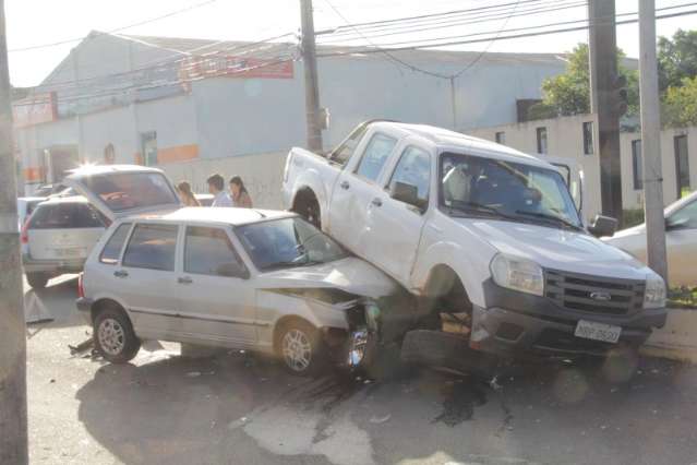 Motorista fura sinal e caminhonete vai parar sobre carro na Zahran