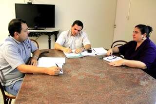 Equipe do Conselho reunida para analisar e reavaliar contratos de serviços. (Foto: Kleverton Velasques/Divulgação)