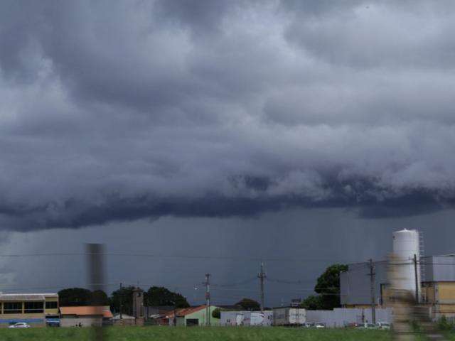 Tarde come&ccedil;a com chuva nas regi&otilde;es sul e oeste de Campo Grande 