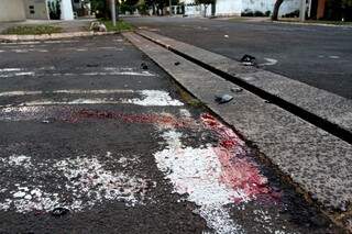 Manchas de sangue no trecho onde ocorreu acidente com morte (Foto: Saul Schramm)