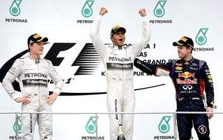 Rosberg (esquerda), Hamilton (centro) e Vettel (direita) foram os vencedores do GP da Malásia (Foto: AFP)
