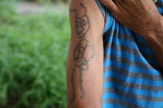 A tatuagem de &quot;Formiguinha&quot;, apelido que veio das ruas. (Foto: Marcos Ermínio)