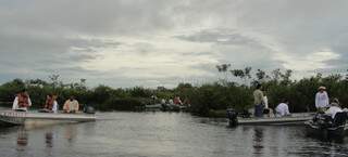 Grupo em pescaria na Baía Uberaba, no Pantanal, na divisa com o Mato Grosso. (Foto: Lucimar Couto)