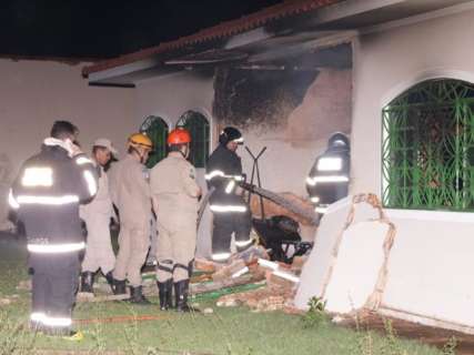 Explosão em quarto derruba muro de casa e deixa adolescente ferido
