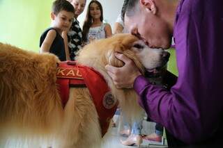Kauê recebeu muitos abraços e beijos de quem estava na cerimônia de sua aposentadoria. (Foto: Marcos Ermínio)
