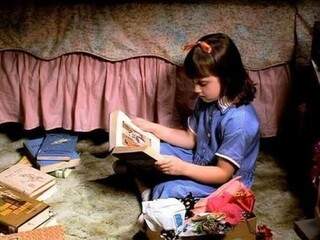 No filme Matilda, personagem é viciada em ler livros, e é um bom exemplo para as crianças. (foto: Reprodução)