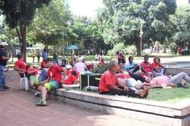 Durante vota&ccedil;&atilde;o, movimento sem-terra faz encena&ccedil;&atilde;o em pra&ccedil;a