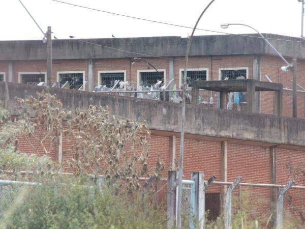 Sil&ecirc;ncio em celas relembra 10 anos atr&aacute;s e agentes temem &#039;salve geral&#039;