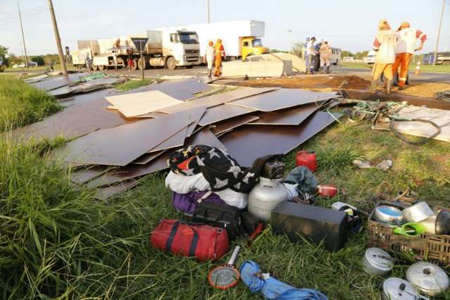 Ao desviar de congestionamento, motorista tem o carro destru&iacute;do