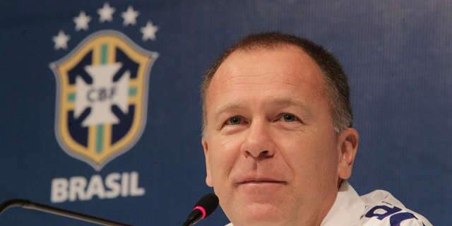  T&eacute;cnico do Brasil vai colocar Robinho e Neymar na marca&ccedil;&atilde;o