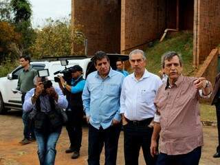 Governador Reinaldo Azambuja, de camisa azul clara, visitou emissora nesta quinta-feira (Foto: Divulgação)