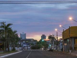 Imagem dia amanhecendo na Avenida Fernando Corrêa da Costa, na capital sul-mato-grossense  (Foto: Henrique Kawaminami) 