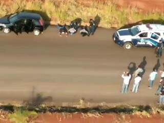 Policiais simulam falsa abordagem a bandidos após perseguição na estrada do Céuzinho. (Foto: Reprodução) 