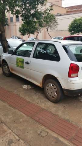 Acad&ecirc;mica flagra carro estacionado sobre a cal&ccedil;ada na Ant&ocirc;nio Maria Coelho