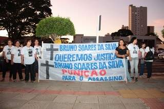 Familiares do professor de informática Bruno Soares, assassinado em março, protestam em frente ao Fórum durante a primeira audiência do caso (Foto: Fernando Antunes)