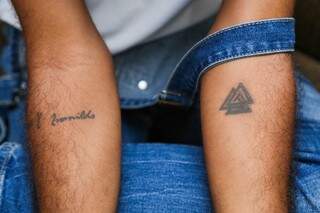 Na pele, as primeiras tatuagens que o amigo Kalebe fez. (Foto: Fernando Antunes)