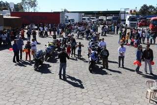 Motociclistas também participam da festa. 