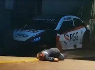 Momento do atropelamento durante prova no autódromo da Capital (Foto: Reprodução / vídeo)