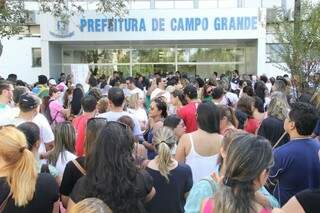 Professores fazem manifestação em frente a prefeitura de Campo Grande (Foto: Marcos Ermínio)