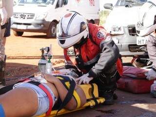 Adolescente recebeu oxigênio antes de ser levada para ambulância (Foto: Kisie Ainoã) 
