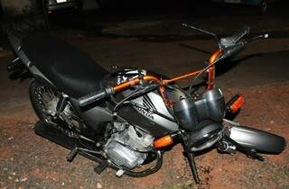 Com a colisão, a moto ficou sem o pneu dianteiro.  (Foto: Jornal Nova News)