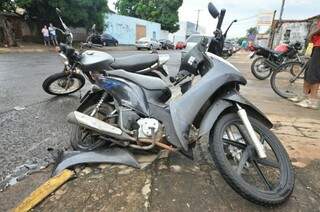 Motocicletas ficaram parcialmente destruídas. (Foto: Marcelo Calazans)