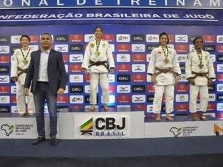 Leticia Menino, no alto do pódio, garantiu presença em competição internacional (Foto: CBJ/Divulgação)