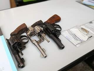 As armas utilizadas no crime foram apreendidas (Foto: Fernando Antunes)